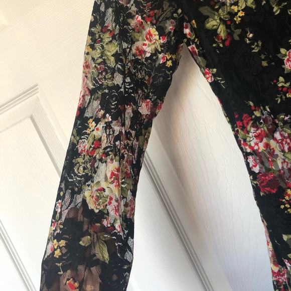 *NEW WITH TAGS* Simons Black Lace Top w/Embroidery - Picture 3 of 4